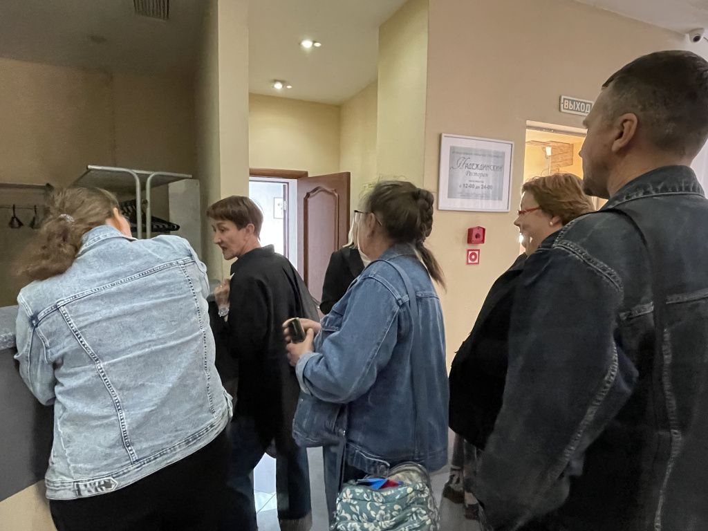 Перед началом встречи люди прошли регистрацию. Фото: Анна Куприянова, "Глобус"