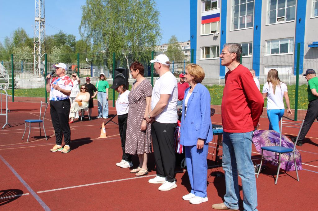 На параде спортсменам пожелали легких гирь. Фото: Анна Куприянова, "Глобус"