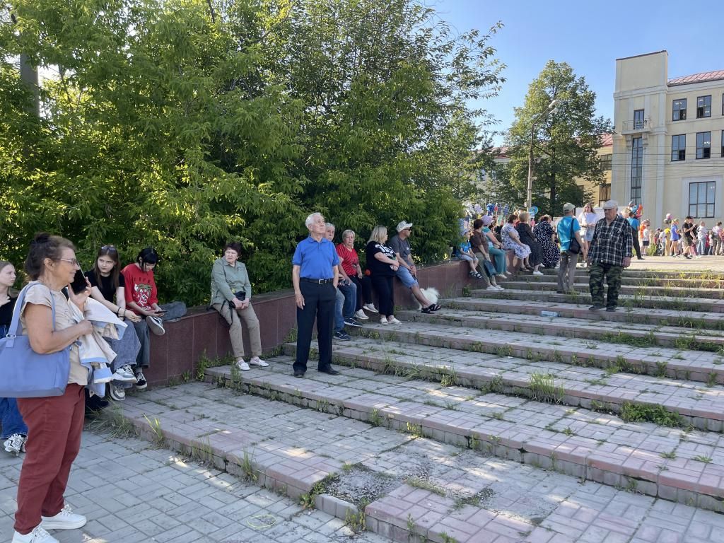 От палящего солнца люди прятались в тени. Фото: Анна Куприянова, "Глобус"