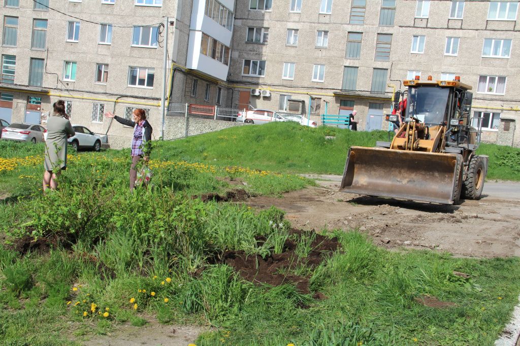 Спецтехника работала утром 29 мая. Фото: Анна Куприянова, "Глобус" Спецтехника работала утром 29 мая. Фото: Анна Куприянова, "Глобус"