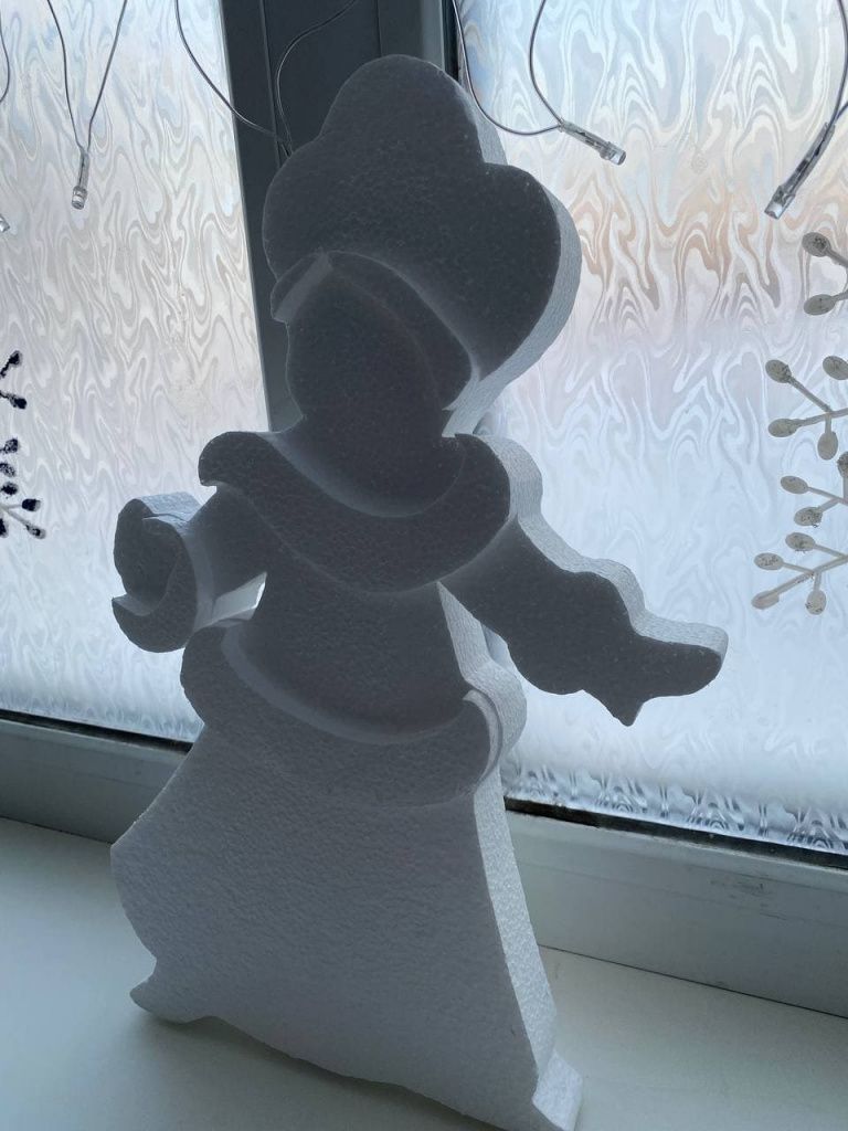 Снегурочка украсила собой окно клуба "Спутник". Фото: Анна Куприянова, "Глобус"