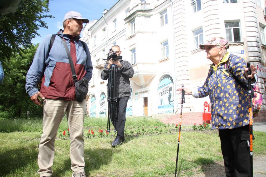 Галина Дюкова поделилась с участниками акции воспоминаниями о городе. Фото: Константин Бобылев, "Глобус"