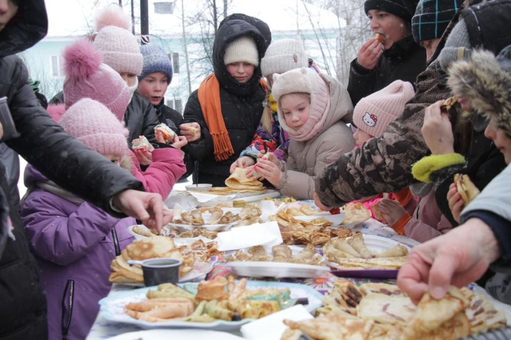 У всех желающих была возможность попробовать блинчики. Фото: Константин Бобылев, "Глобус"