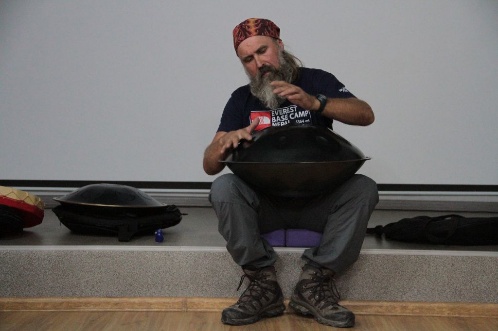 Звуки из ханга, или хэндпана как еще называют этот инструмент, извлекают ударами пальцами и ладонью по корпусу инструмента. Фото: Константин Бобылев, "Глобус"