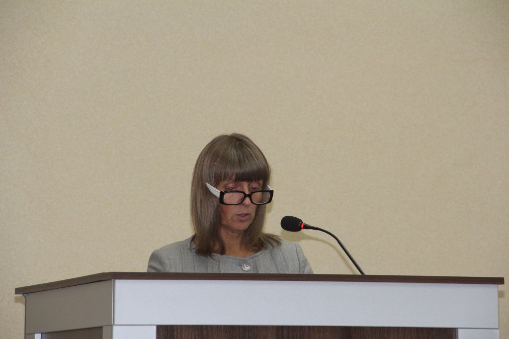 О доходной и расходной части рассказала начальник финуправления Наталья Иванова. Фото: Анна Куприянова, "Глобус"