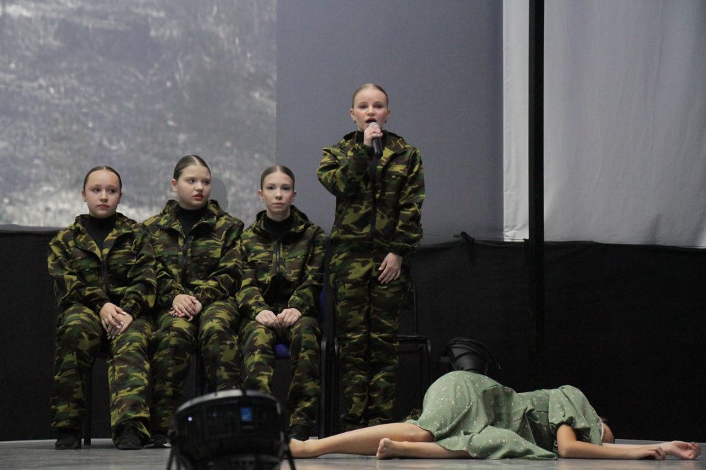 Одна из команд подготовила танец по мотивам повести "А зори здесь тихие" Бориса Васильева. Фото: Константин Бобылев, "Глобус"