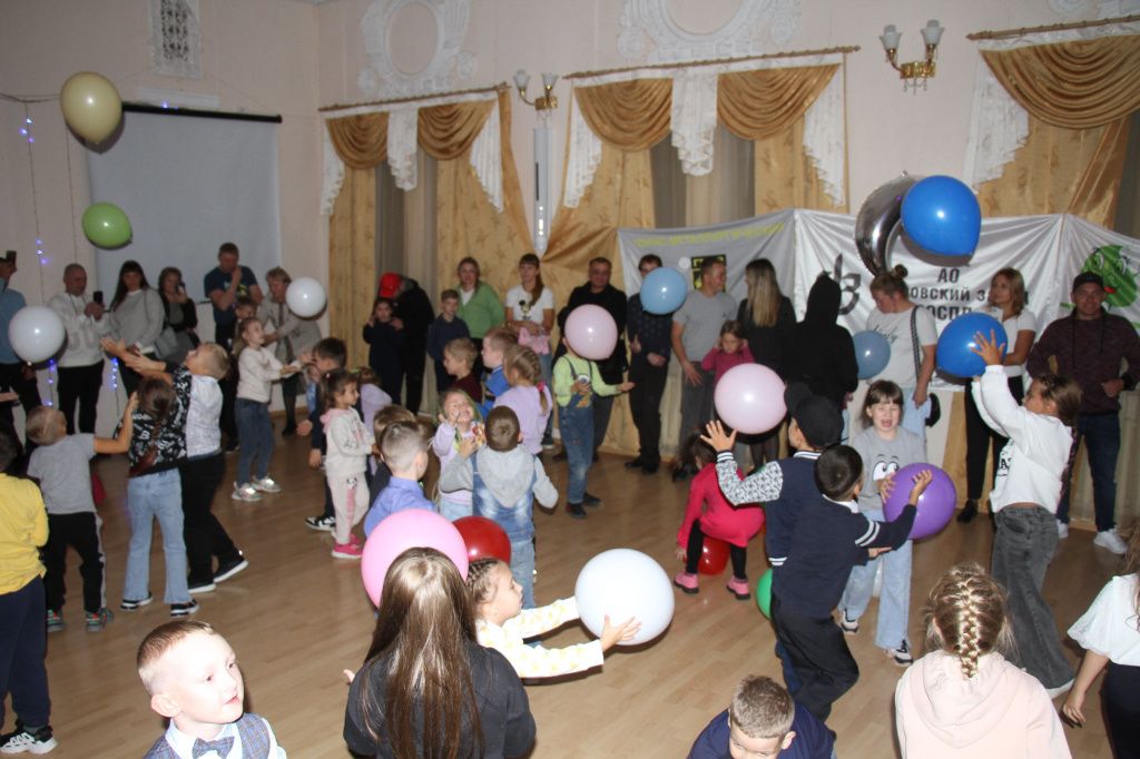 Для ребят устроили дискотеку с воздушными шариками. Фото: Константин Бобылев, "Глобус"