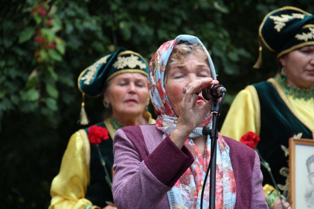 84-летняя Альмира Нуртдинова прочитала стихотворение Джалиля "Голубь". Фото: Анна Куприянова, "Глобус"