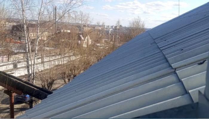 Жители говорят, что на этом не успокоятся и будут добиваться капитального ремонта крыши. Фото: Владимир Конончук