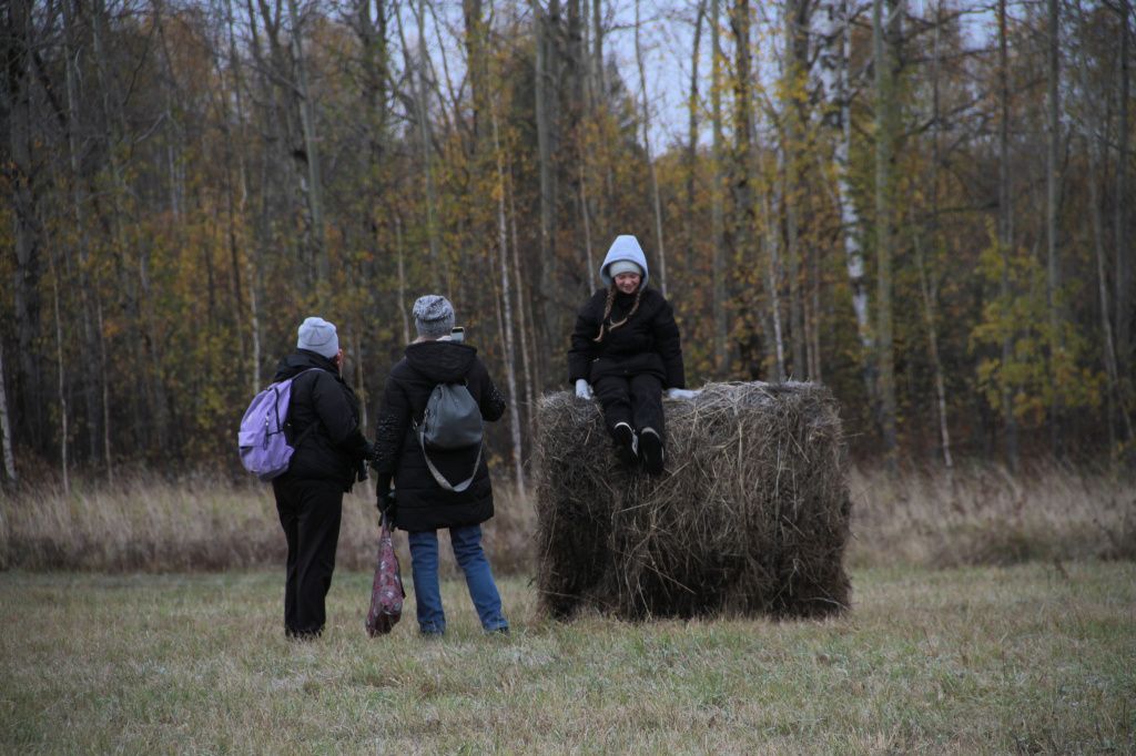 Молодежь заинтересовал тюк сена. Фото: Константин Бобылев, "Глобус"