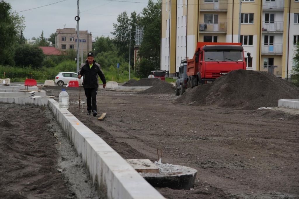 Со стороны улицы Пржевальского рабочие установили бордюры. Фото: Анна Куприянова, "Глобус"