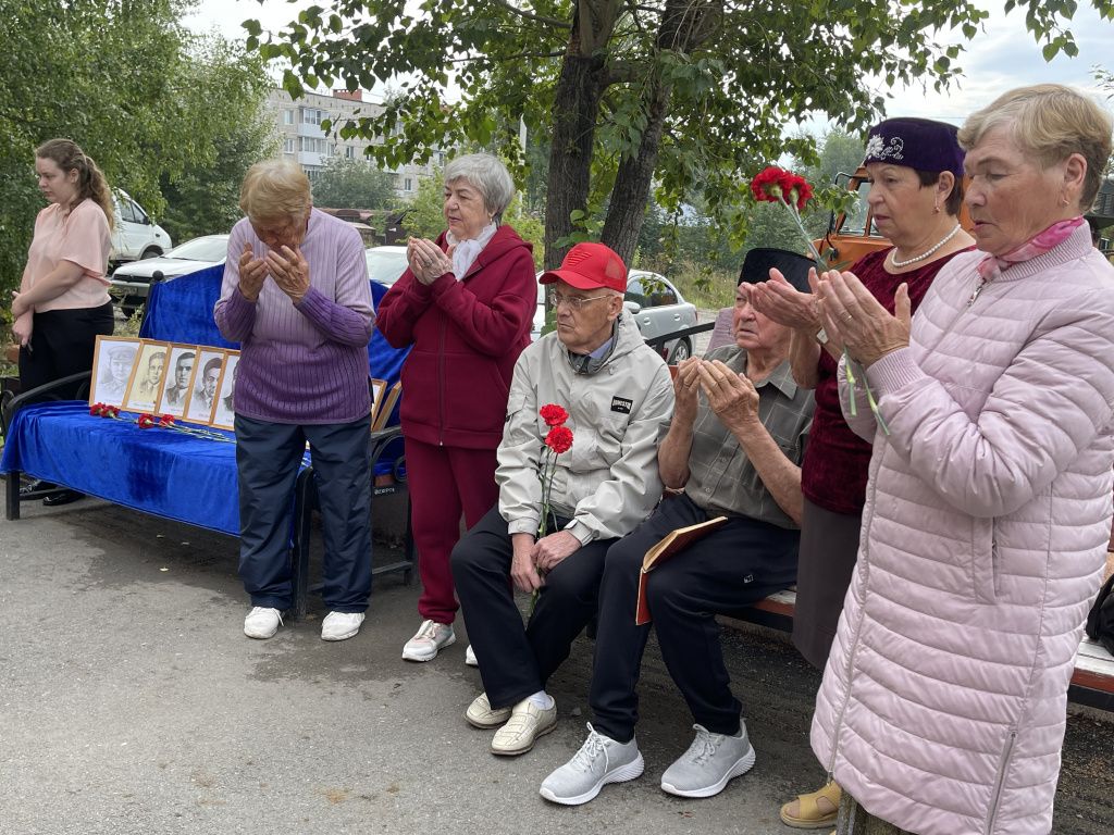 Люди помолились о погибших в годы ВОВ и о мире на земле. Фото: Анна Куприянова, "Глобус"