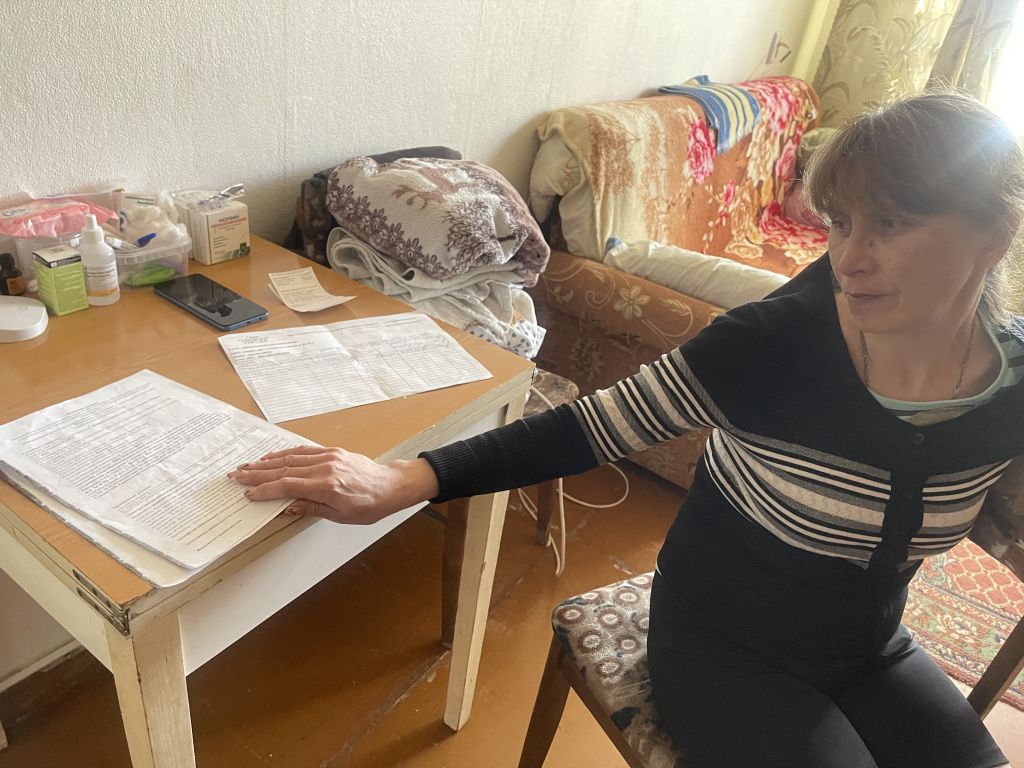 Оксана Набиуллина показывает рецепт, по которому выкупает необходимое лекарство. Фото: Анна Куприянова, "Глобус"