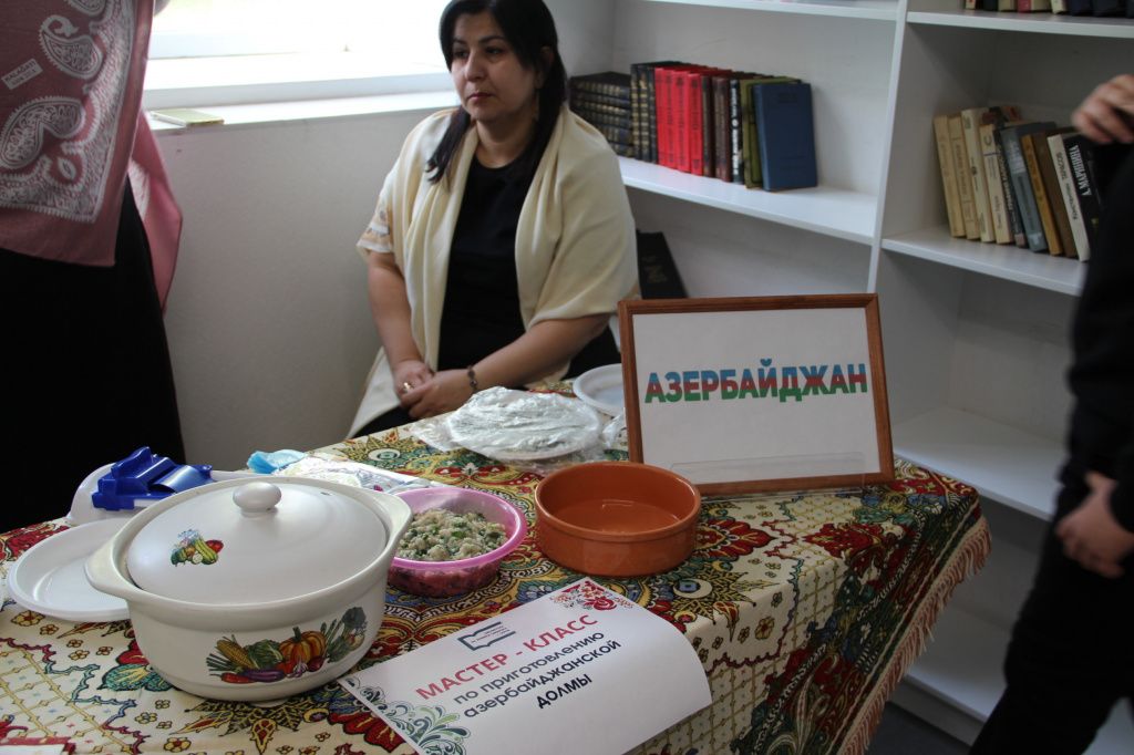 Арзу Агаларова рассказала и показала, как правильно приготовить долму. Фото: Анна Куприянова, "Глобус"