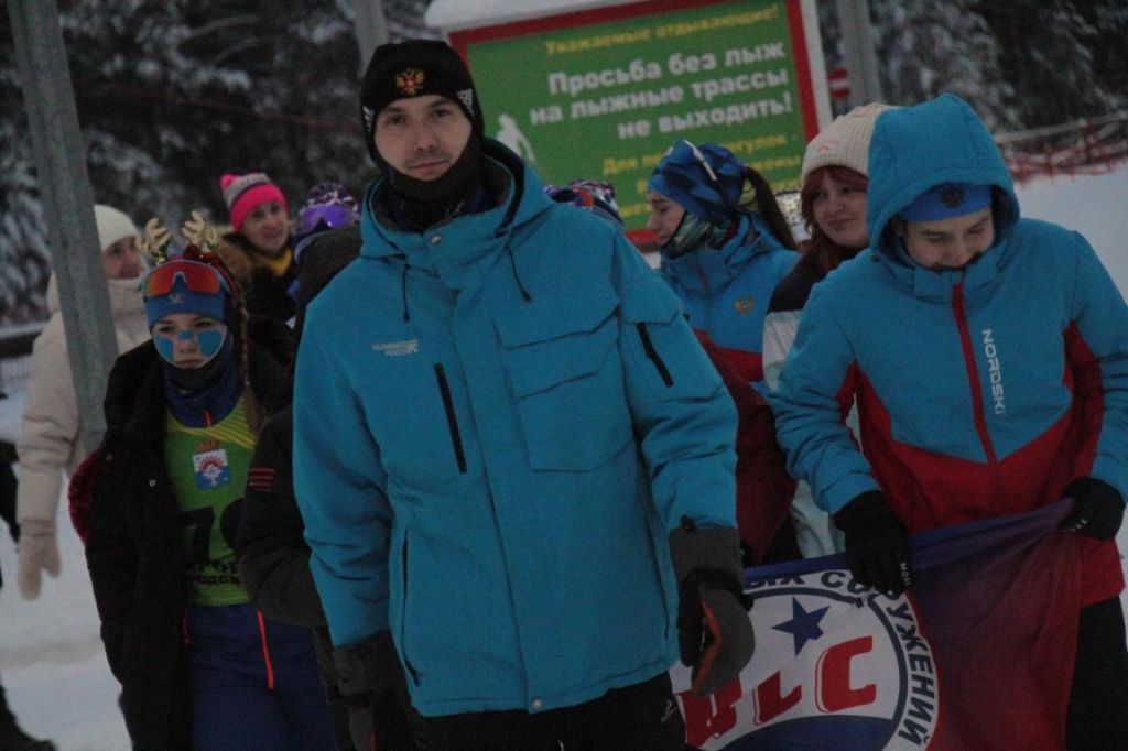 На парад участаников гонки вывел главный судья соревнований Константин Кузнецов. Константин Сергеевич отметил, что гонка носит развлекательный характер: "Хочется, чтобы она прошла у нас в дружеской форме". Фото: Константин Бобылев, "Глобус"