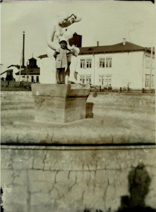 Фото фонтана сделано в 1938 году. Фото из фондов Серовского исторического музея, с сайта goskatalog.ru