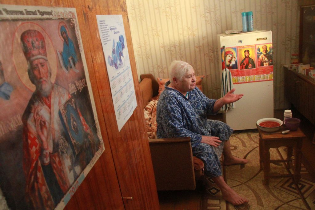 Единственным развлечением Валентины Давыдовой является телевизор, поэтому приезд волонтеров - это приятное событие в жизни пенсионерки. Фото: Константин Бобылев, “Глобус”