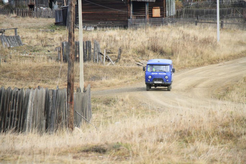 Первый автомобиль, который нам встретился в Екатерининке, - почтовая "буханка". Фото: Константин Бобылев, "Глобус"
