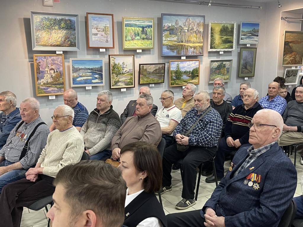 Памятное мероприятие продолжилось в Выставочном зале, где чернобыльцам вручили медаль и памятные подарки. Фото: Анна Куприянова, "Глобус"