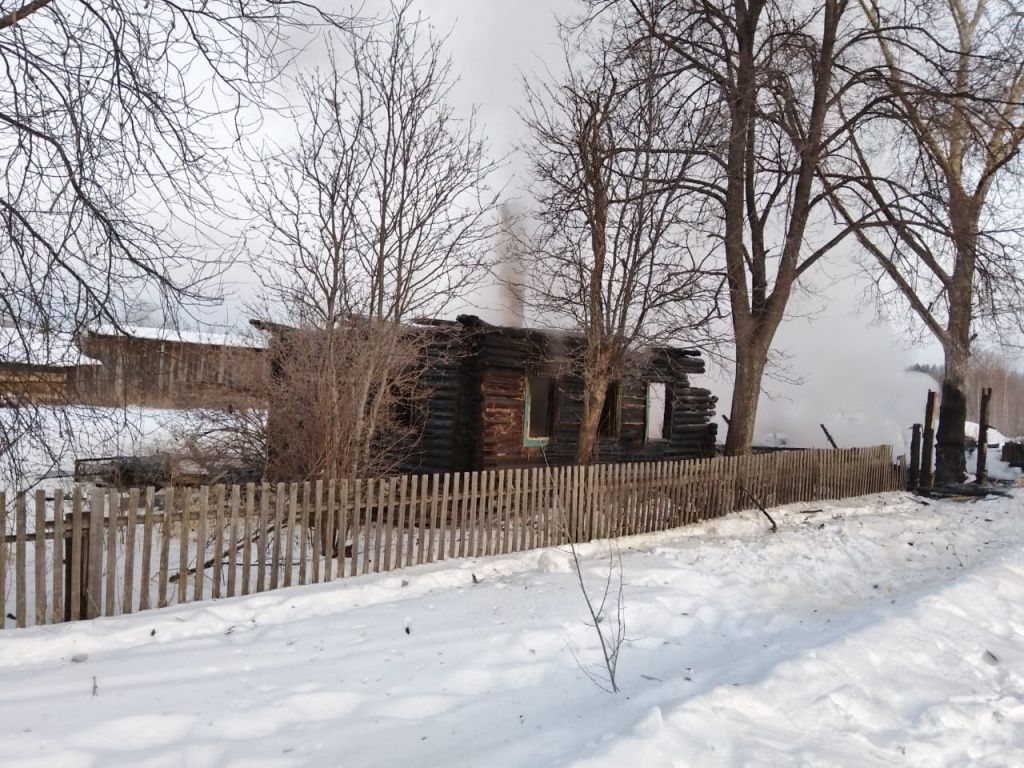 Огонь уничтожил дом №18 по улице Теплоухова. Фото: СК России по Свердловской области