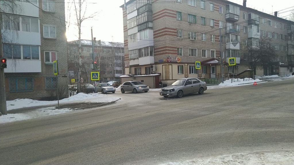 Автомобили столкнулись на перекрёстке улиц Луначарского - Карла Маркса. Фото: Ольга, читатель "Глобуса"