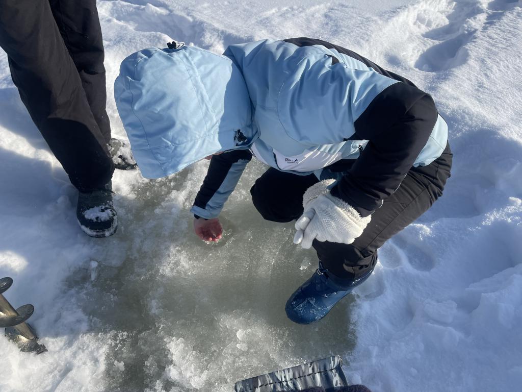 Лед из проруби Светлана достала руками. Фото: Анна Куприянова, "Глобус"