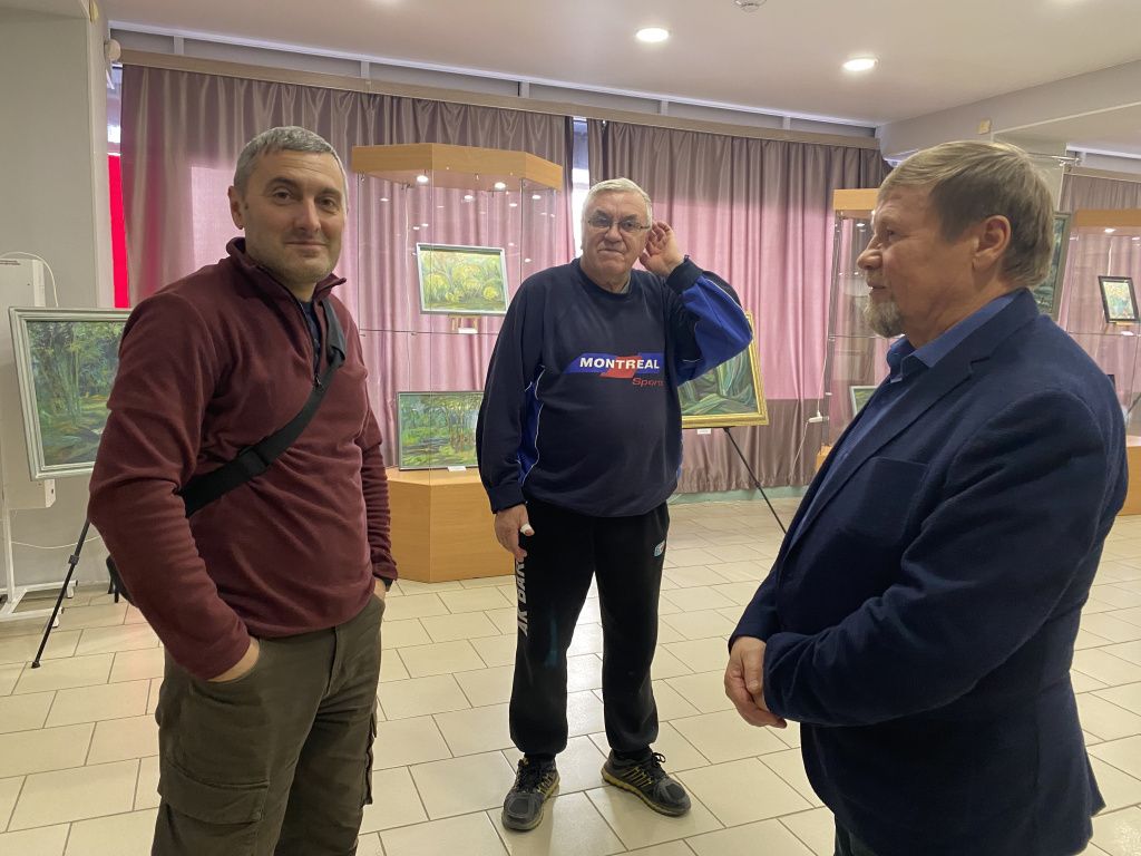 Евгений Красильников (слева) приехал на выставку из Карпинска. Фото: Анна Куприянова, "Глобус"
