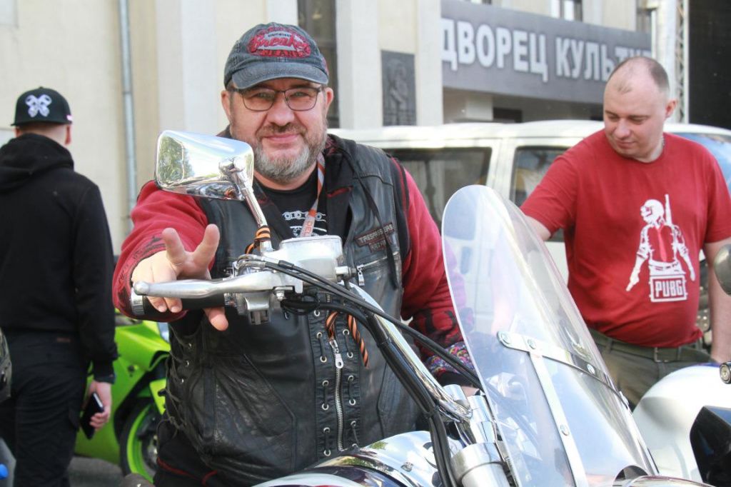 Рустем Мухаметзянов приехал в Серов по работе и сразу нашел контакт с местным сообществом байкеров. Фото: Константин Бобылев, "Глобус"