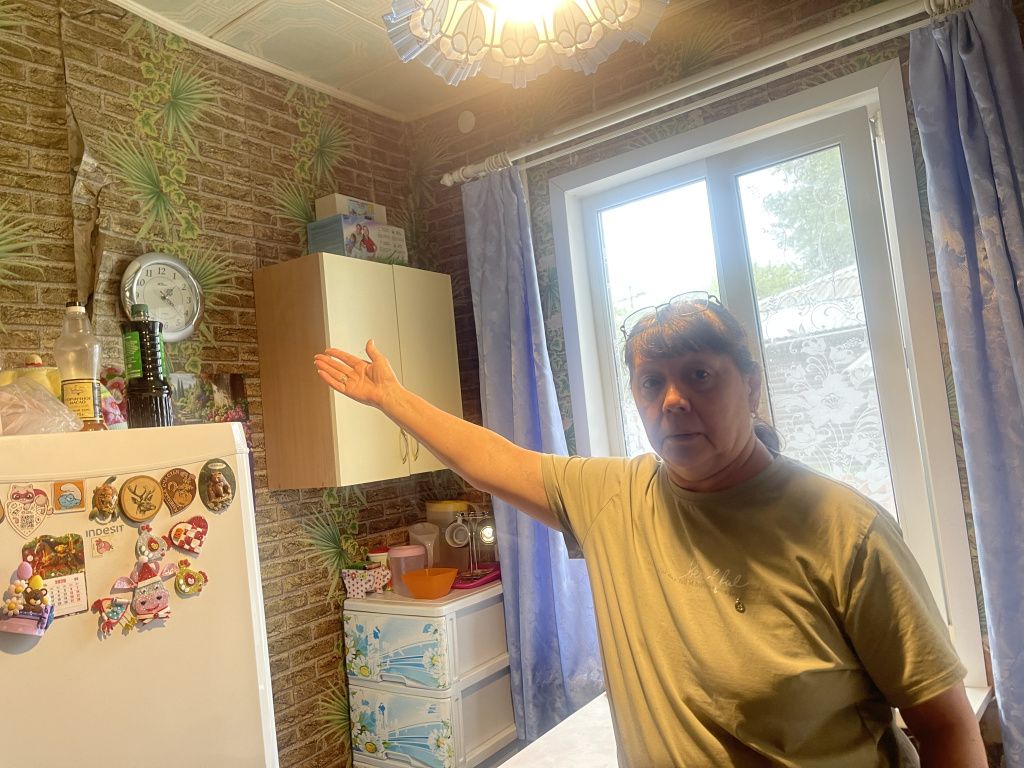 В квартире Надежды Сухановой трескаются обои на стенах. Фото: Анна Куприянова, "Глобус" В квартире Надежды Сухановой трескаются обои на стенах. Фото: Анна Куприянова, "Глобус"