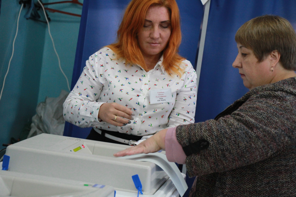 Наталья Бойко стала первой, кто проголосвал на участке №2476. Фото: Константин Бобылев, "Глобус".