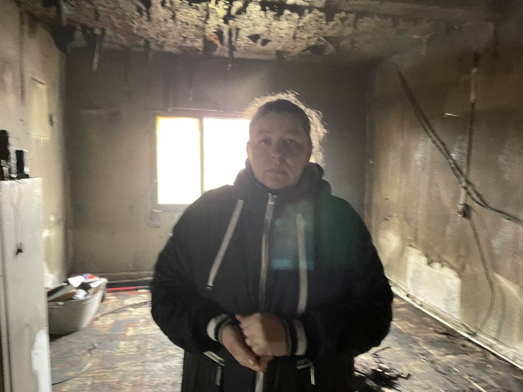 Елена Мозейка сокрушается - приедь она на полчаса раньше, последствия пожара были бы не такими сильными. Фото: Анна Куприянова, "Глобус"