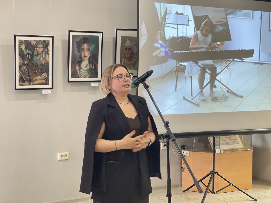 Директор музея Ксения Старцева пожелала художникам и посетителям творческого вдохновения. Фото: Анна Куприянова, "Глобус"