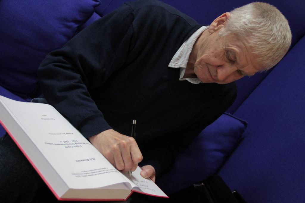 Игорь Алексеевич посвятил книгу родителям - Алексею Филипповичу и Галине Павловне, которые были детьми войны. Фото: Константин Бобылев, "Глобус" Игорь Алексеевич посвятил книгу родителям - Алексею Филипповичу и Галине Павловне, которые были детьми войны. Фото: Константин Бобылев, "Глобус"