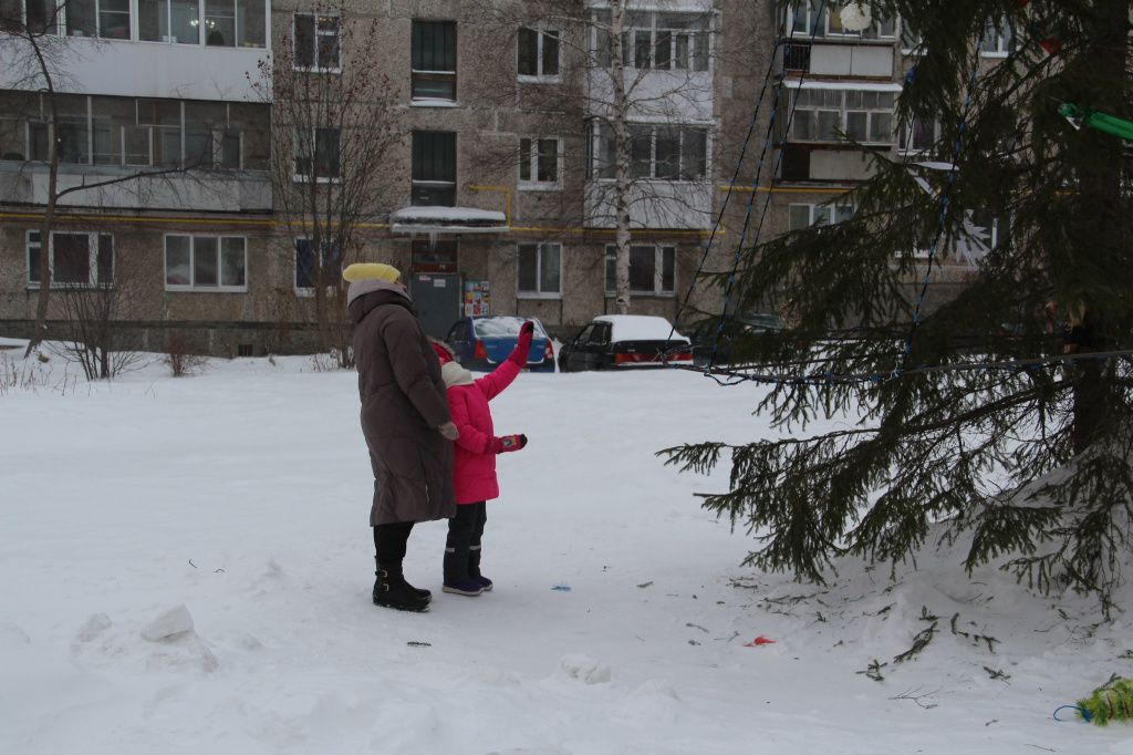 Первым делом дети находили на елке свою игрушку, которую сделали накануне Нового года. Фото: Анна Куприянова, "Глобус" 