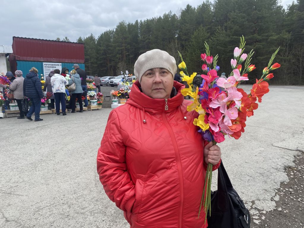 Надежда Валентиновна решила купить цветы у кладбища. Фото: Анна Куприянова, "Глобус"