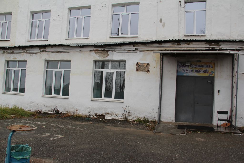 С фасада школы сняты памятные таблички. Фото: Анна Куприянова, "Глобус"