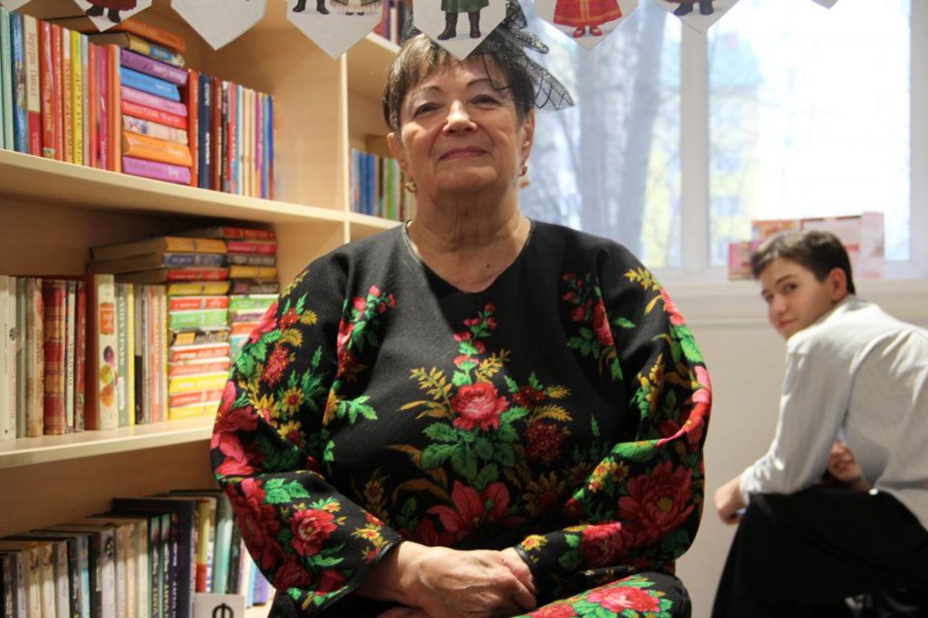 Наталья Смертина смастерила наряд из павлопосадского платка. Фото: Анна Куприянова, "Глобус"