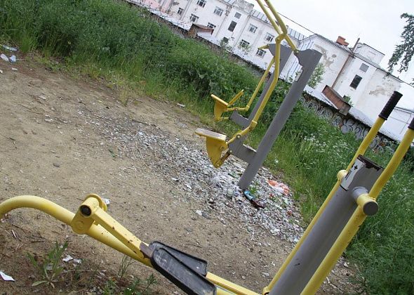 Депутат поинтересовался, кто должен следить за площадкой во дворе расселенного дома в центре Серова?