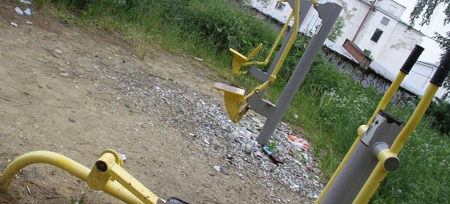 Депутат поинтересовался, кто должен следить за площадкой во дворе расселенного дома в центре Серова?