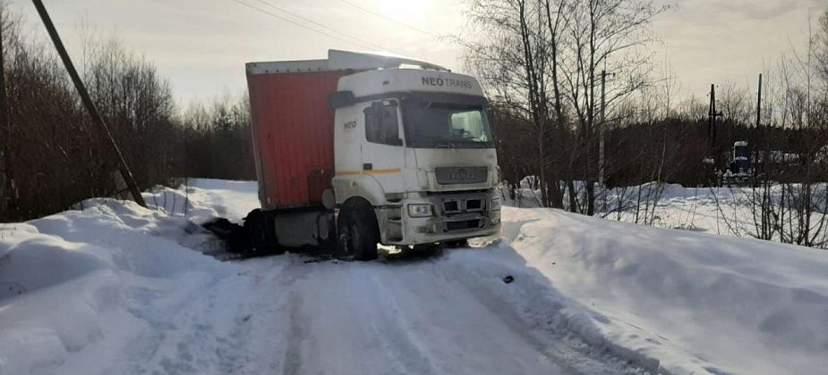 Серовчане боятся за состояние деревянного моста, к которому навигаторы приводят грузовики