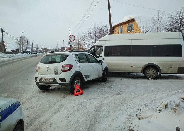 В Серове автомобиль "Рено Сандеро", у которого лопнуло колесо, врезался в "Форд Транзит"