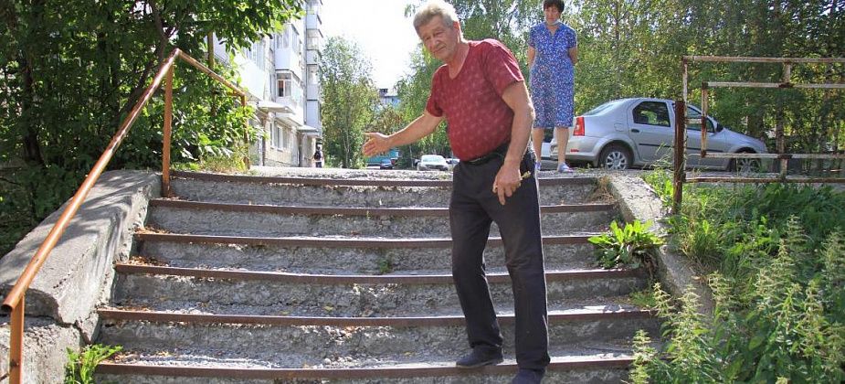 Власти Серова пообещали отремонтировать лестницу во дворе дома по улице Льва Толстого