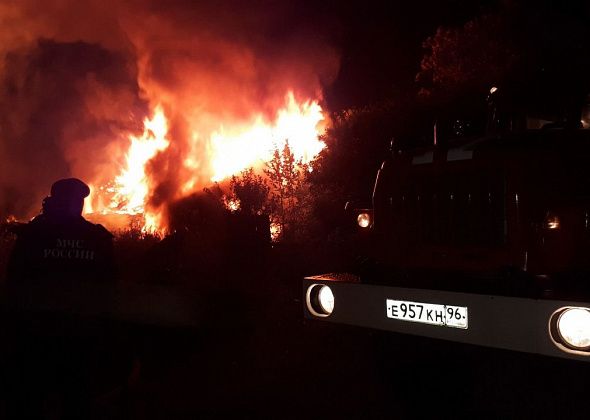 За несколько часов в Серове случилось 2 пожара. Горели дом, надворные постройки, бани