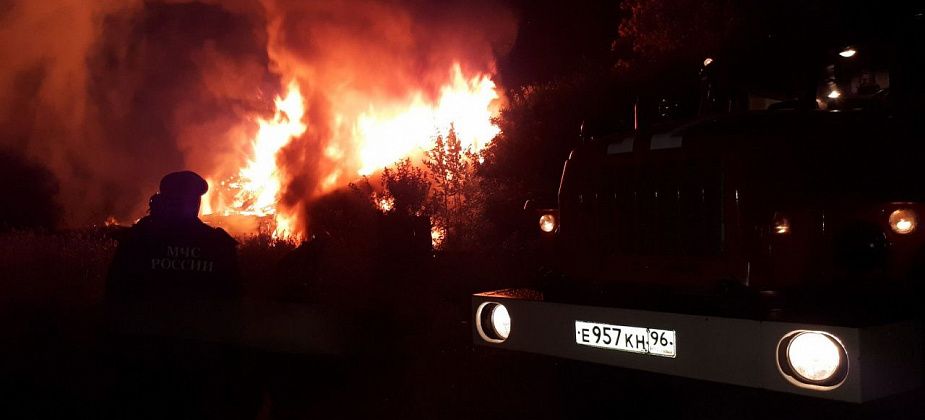 За несколько часов в Серове случилось 2 пожара. Горели дом, надворные постройки, бани
