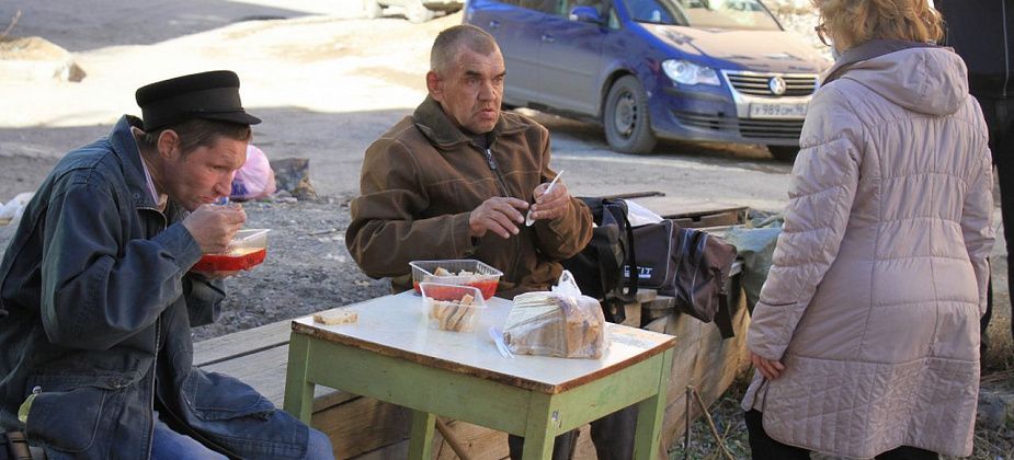 “Приятно, что мы хоть кому-то небезразличны”. Волонтеры Серовской епархии кормят бездомных и малоимущих