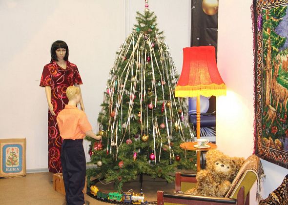 В Серовском историческом музее работает новогодняя выставка “Волшебство двенадцати ударов”