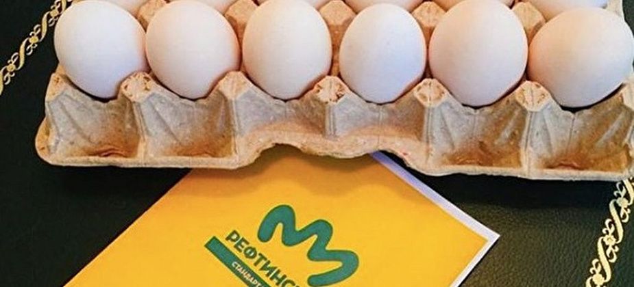 В тренде. Рефтинская птицефабрика подарила Куйвашеву упаковку с 12 яйцами