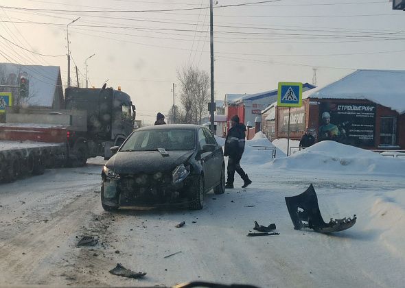 В Серове легковушка пробила топливный бак грузовика