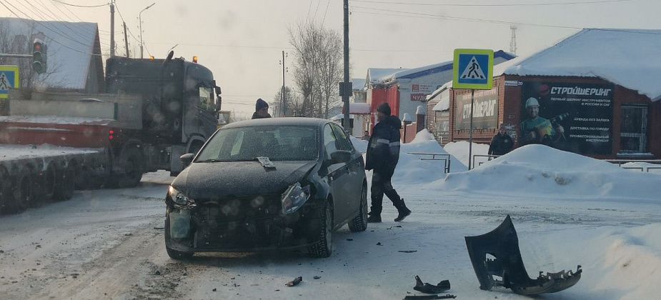 В Серове легковушка пробила топливный бак грузовика