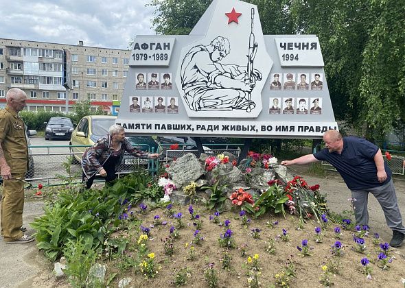 В День ветеранов боевых действий серовчане возложили цветы к мемориалу у военкомата